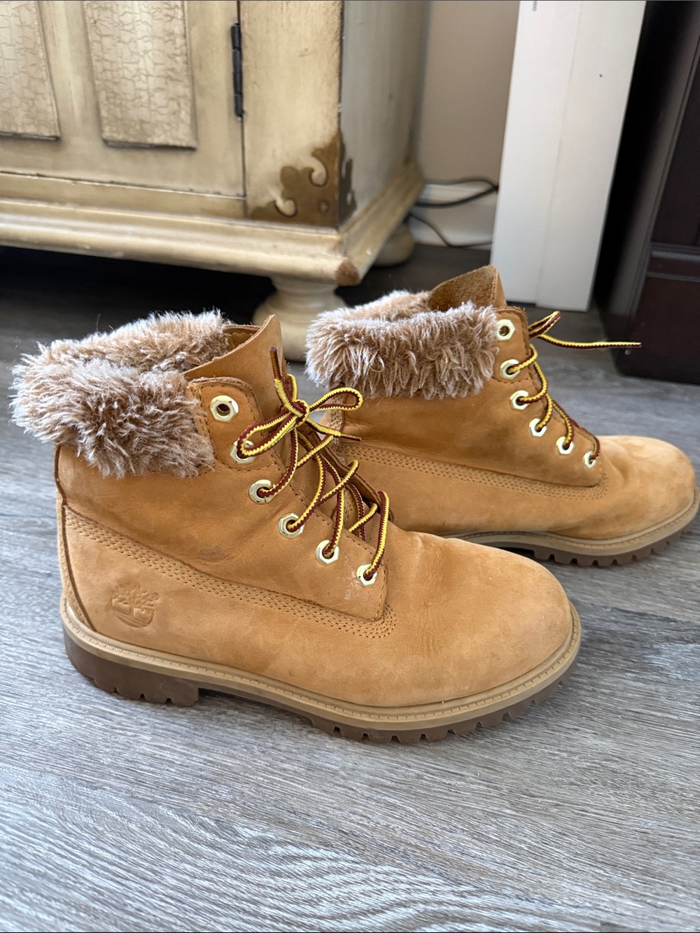 Timberland Wheat Suede Lace-Up Boots big girls size 5 Faux Fur Collar